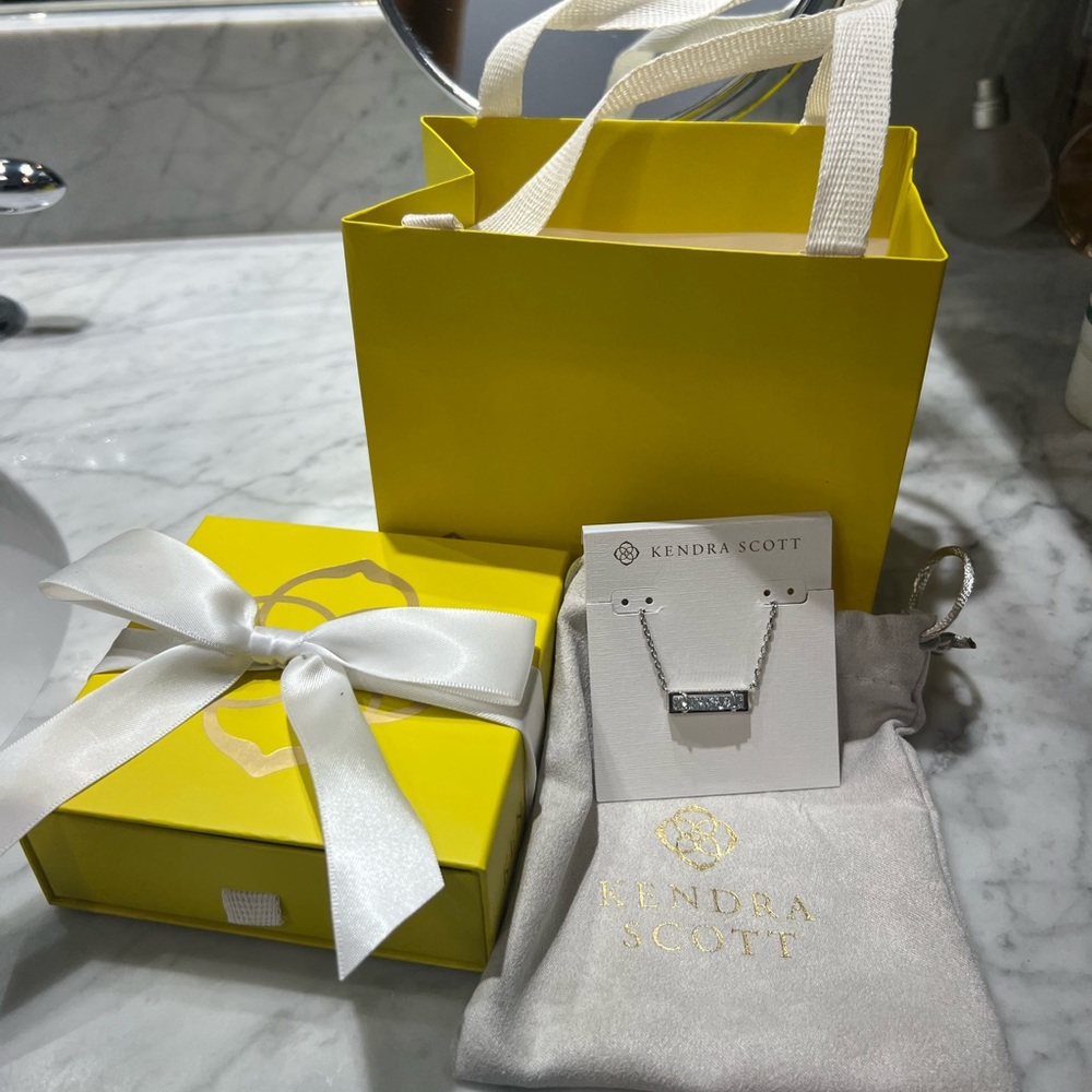 NIB Kendra Scott Leanor Silver Short Pendant Necklace